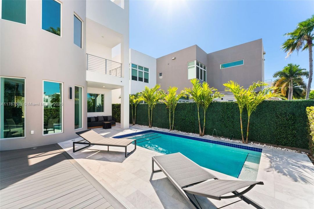 В аренду: $25,000 (5 спален, 5 ванн, 3737 Квадратных фут)