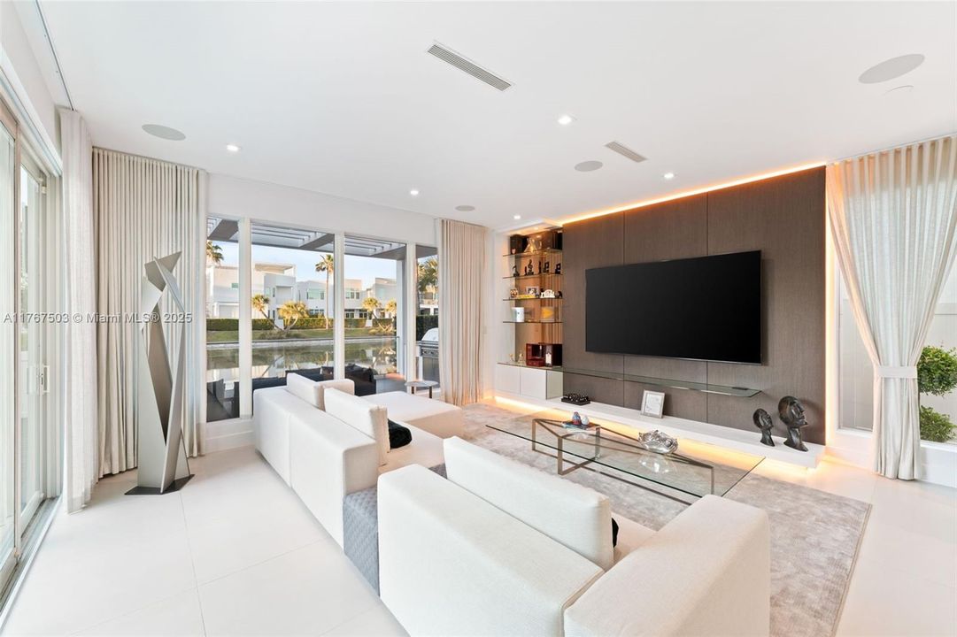 В аренду: $25,000 (5 спален, 5 ванн, 3737 Квадратных фут)