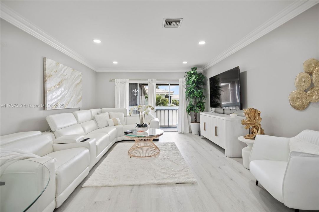 Недавно продано: $294,900 (2 спален, 1 ванн, 950 Квадратных фут)