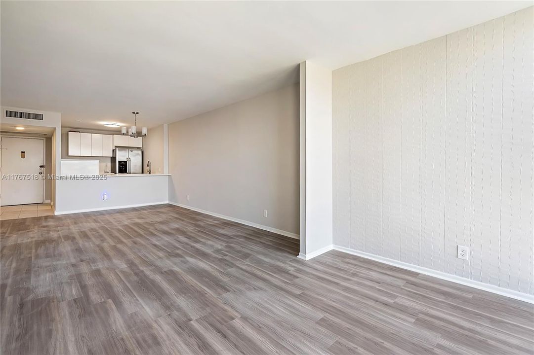 最近租的: $2,000 (1 贝兹, 1 浴室, 820 平方英尺)