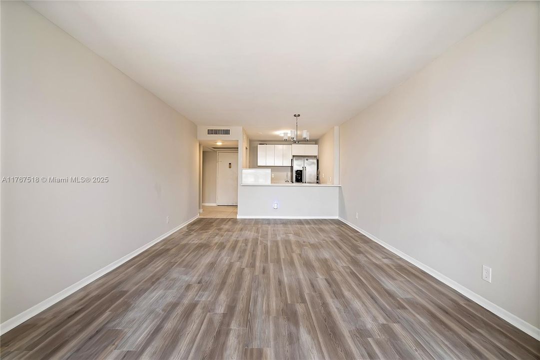 最近租的: $2,000 (1 贝兹, 1 浴室, 820 平方英尺)