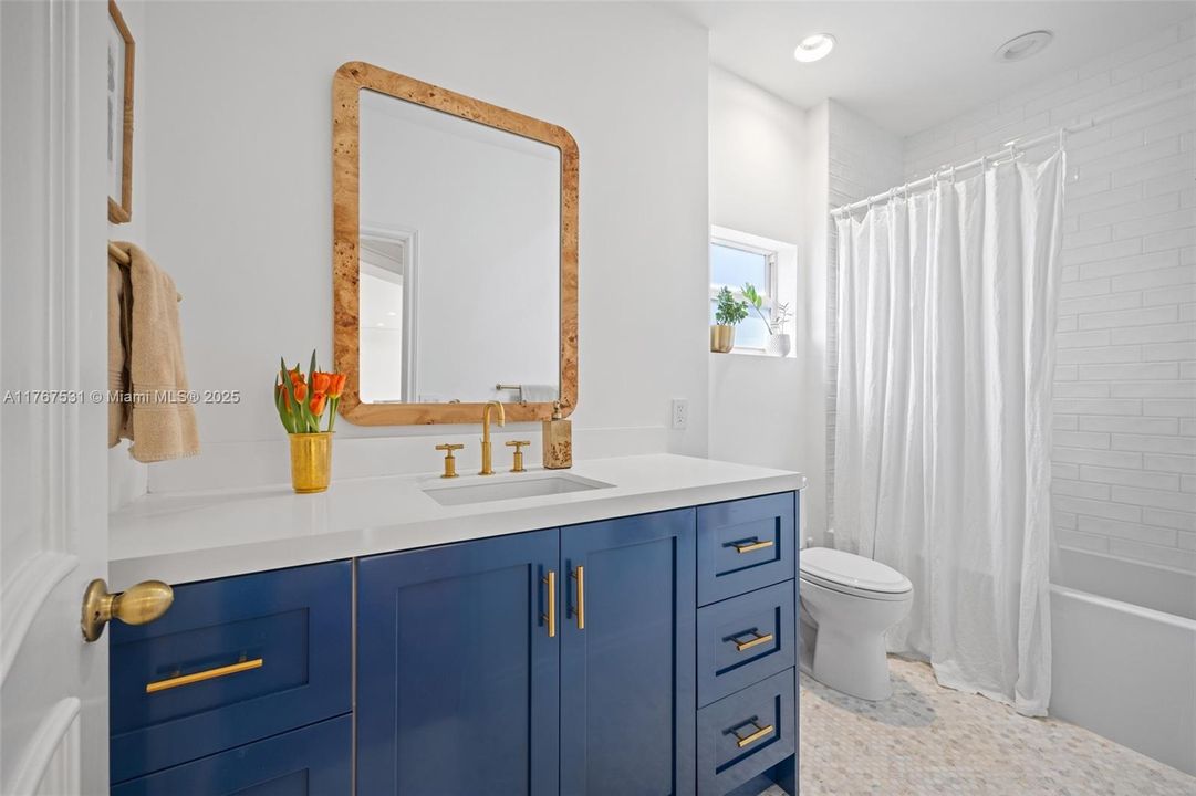 Recently Sold: $2,585,000 (3 beds, 2 baths, 2920 Square Feet)