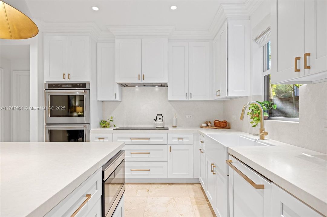 Recently Sold: $2,585,000 (3 beds, 2 baths, 2920 Square Feet)