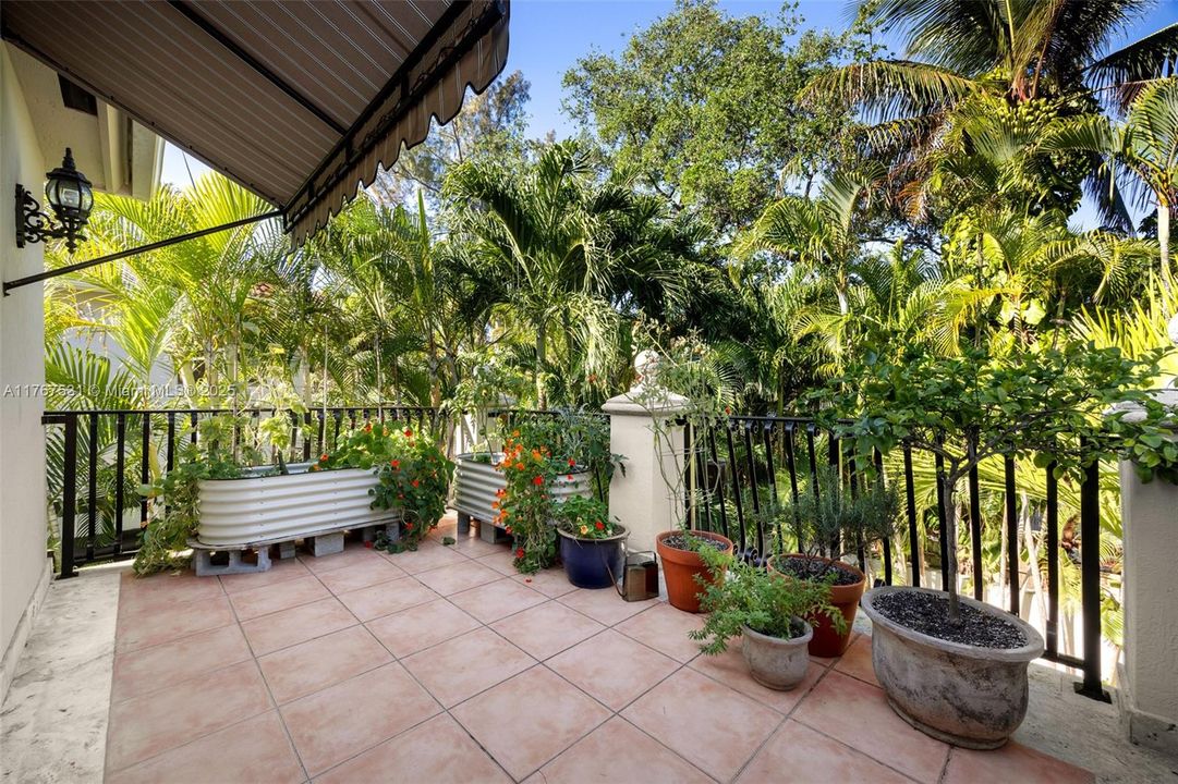 Recently Sold: $2,585,000 (3 beds, 2 baths, 2920 Square Feet)