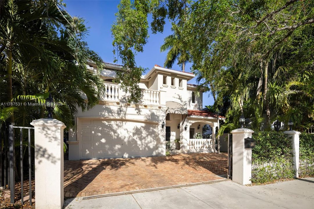 Recently Sold: $2,585,000 (3 beds, 2 baths, 2920 Square Feet)