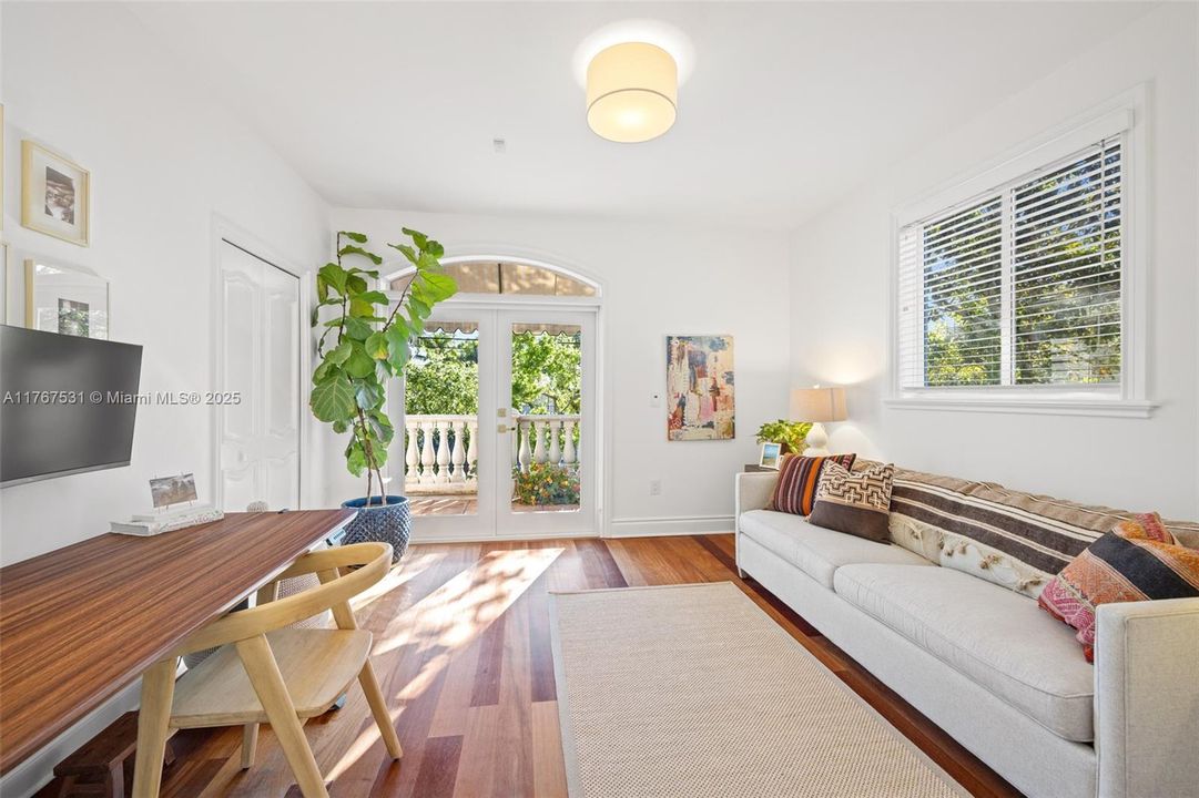 Recently Sold: $2,585,000 (3 beds, 2 baths, 2920 Square Feet)