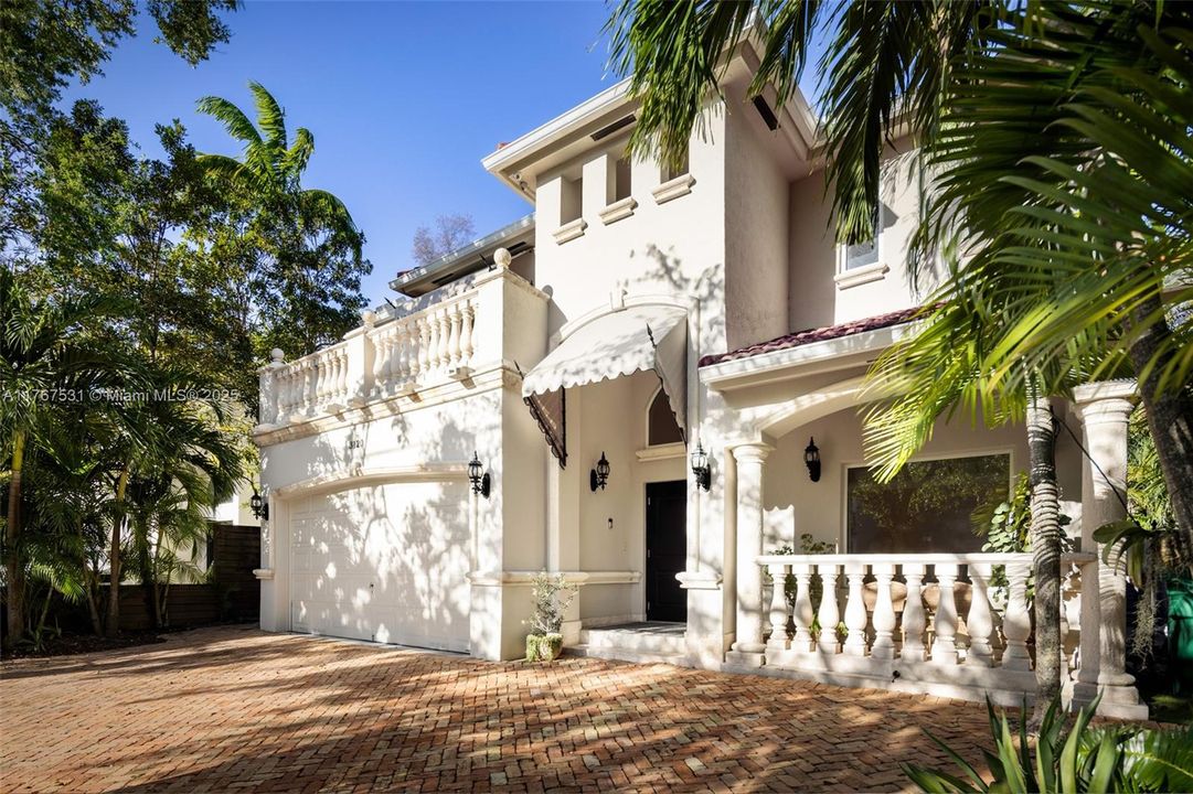 Recently Sold: $2,585,000 (3 beds, 2 baths, 2920 Square Feet)