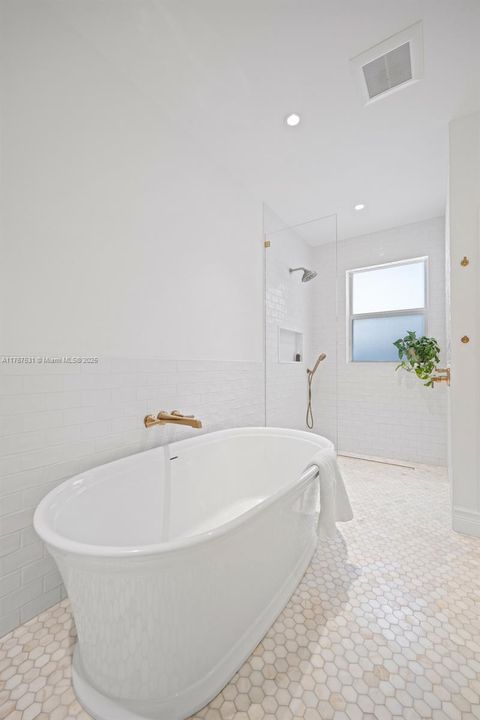 Recently Sold: $2,585,000 (3 beds, 2 baths, 2920 Square Feet)