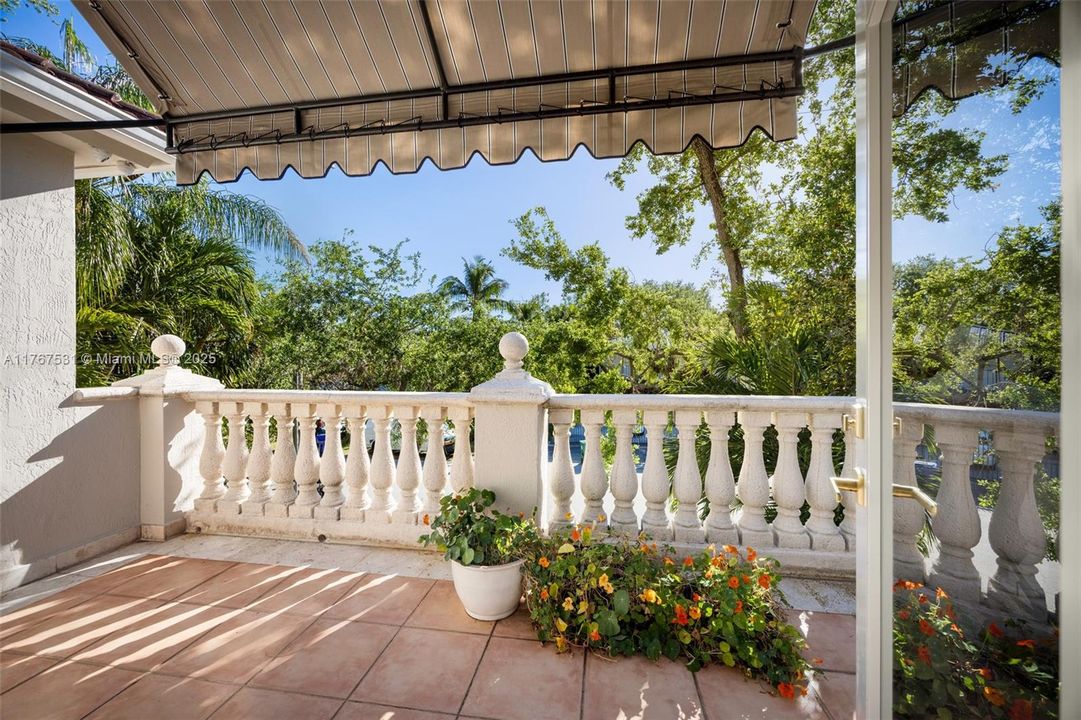 Recently Sold: $2,585,000 (3 beds, 2 baths, 2920 Square Feet)