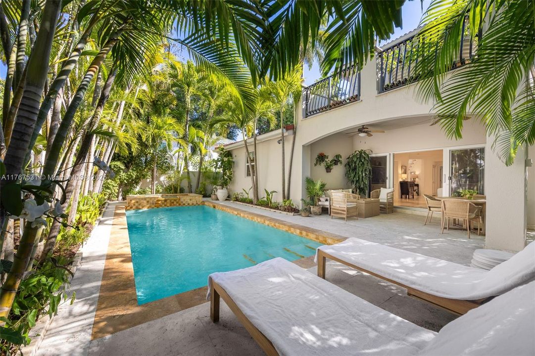 Recently Sold: $2,585,000 (3 beds, 2 baths, 2920 Square Feet)