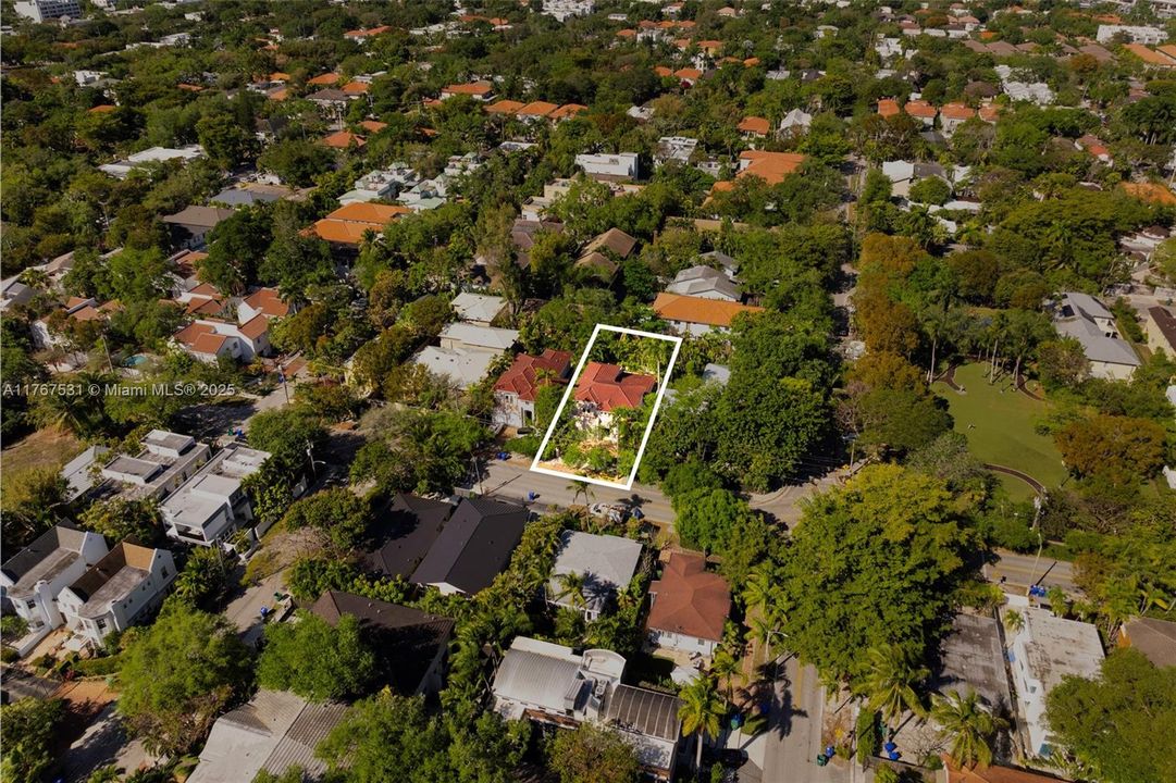 Recently Sold: $2,585,000 (3 beds, 2 baths, 2920 Square Feet)