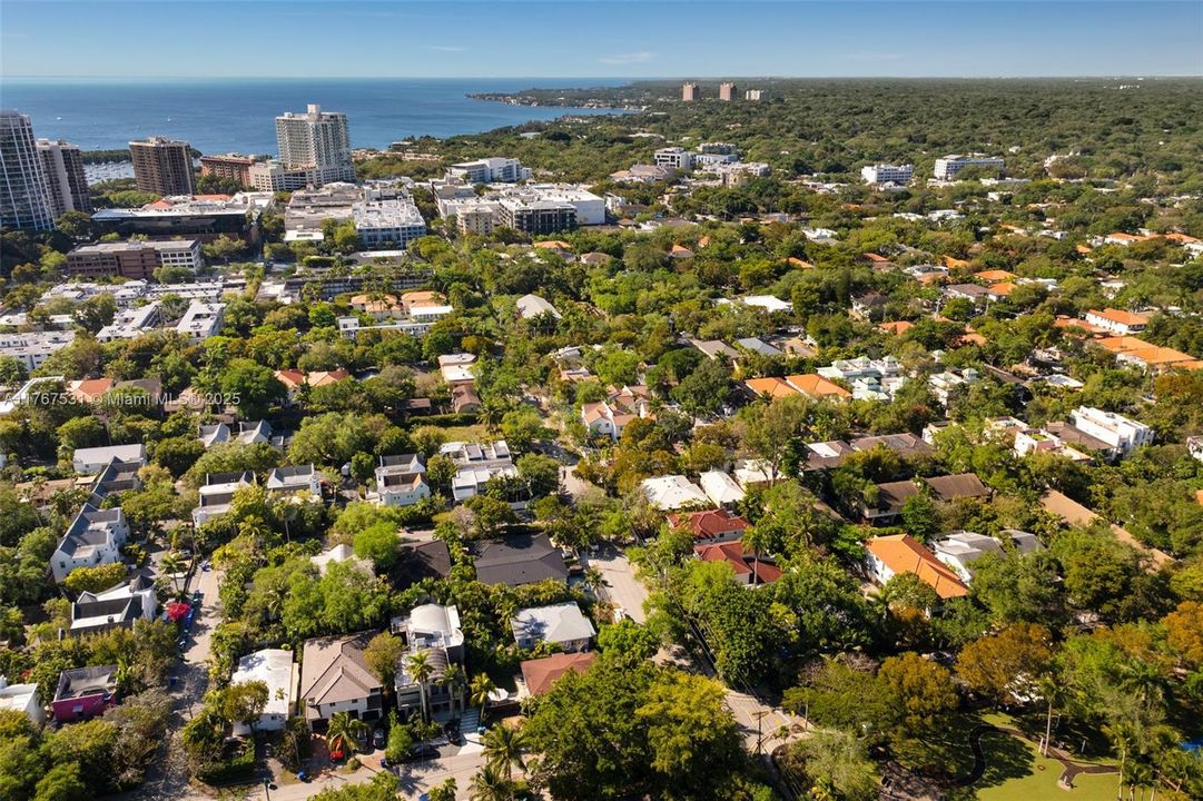 Recently Sold: $2,585,000 (3 beds, 2 baths, 2920 Square Feet)