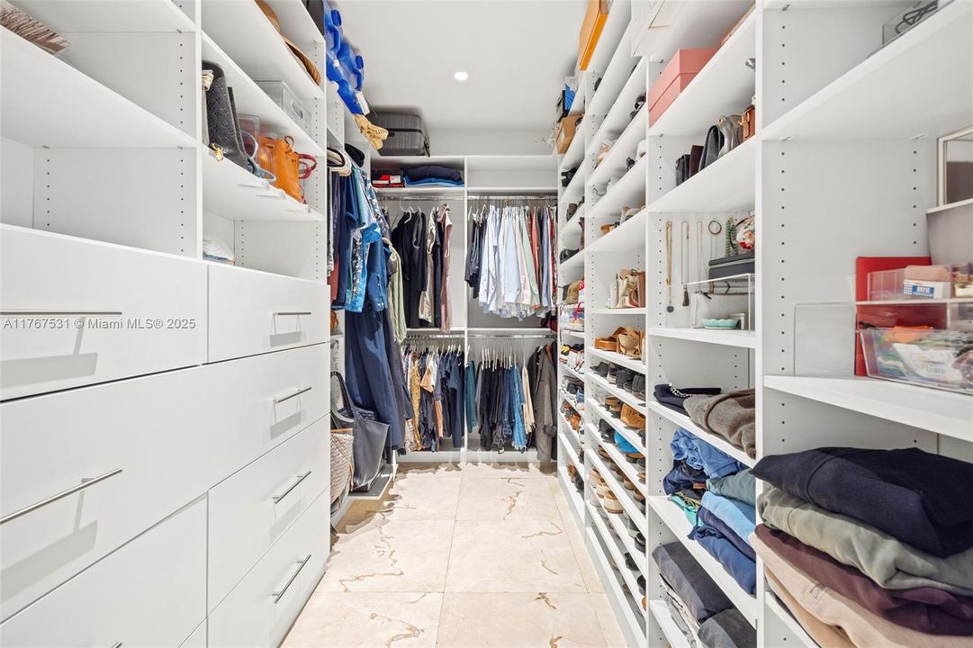 Recently Sold: $2,585,000 (3 beds, 2 baths, 2920 Square Feet)