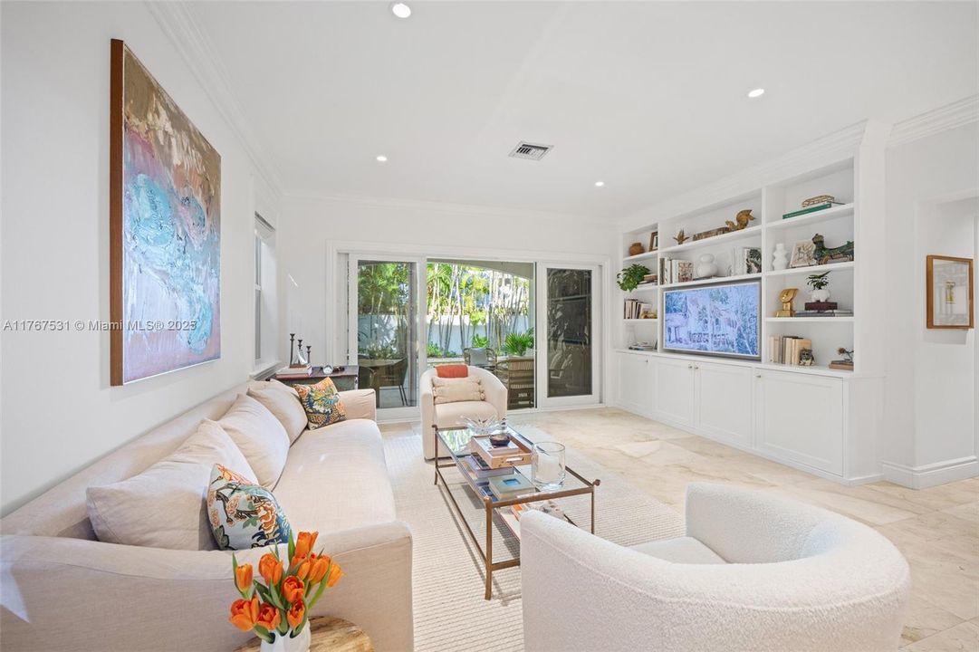 Recently Sold: $2,585,000 (3 beds, 2 baths, 2920 Square Feet)