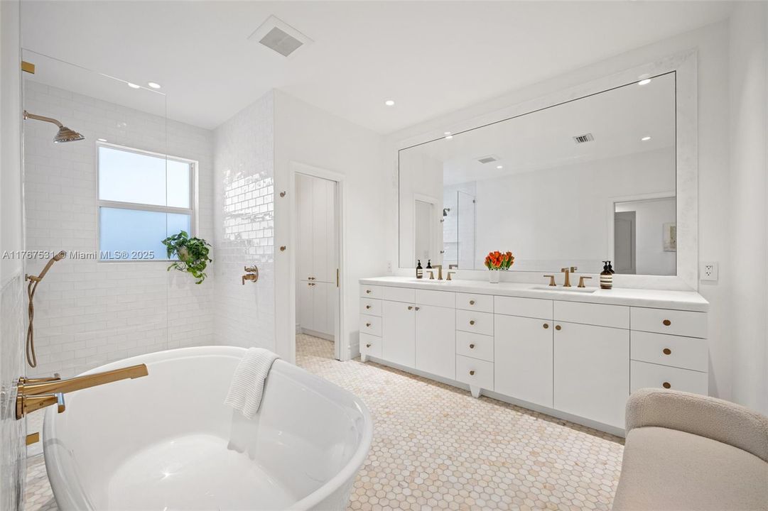 Recently Sold: $2,585,000 (3 beds, 2 baths, 2920 Square Feet)