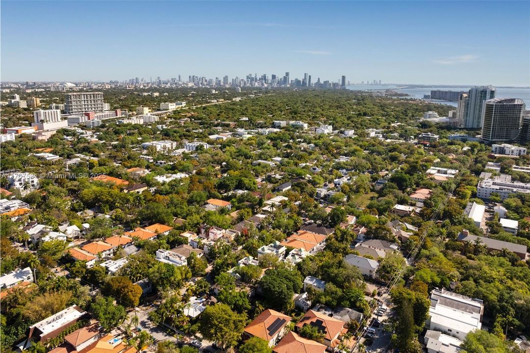 Recently Sold: $2,585,000 (3 beds, 2 baths, 2920 Square Feet)