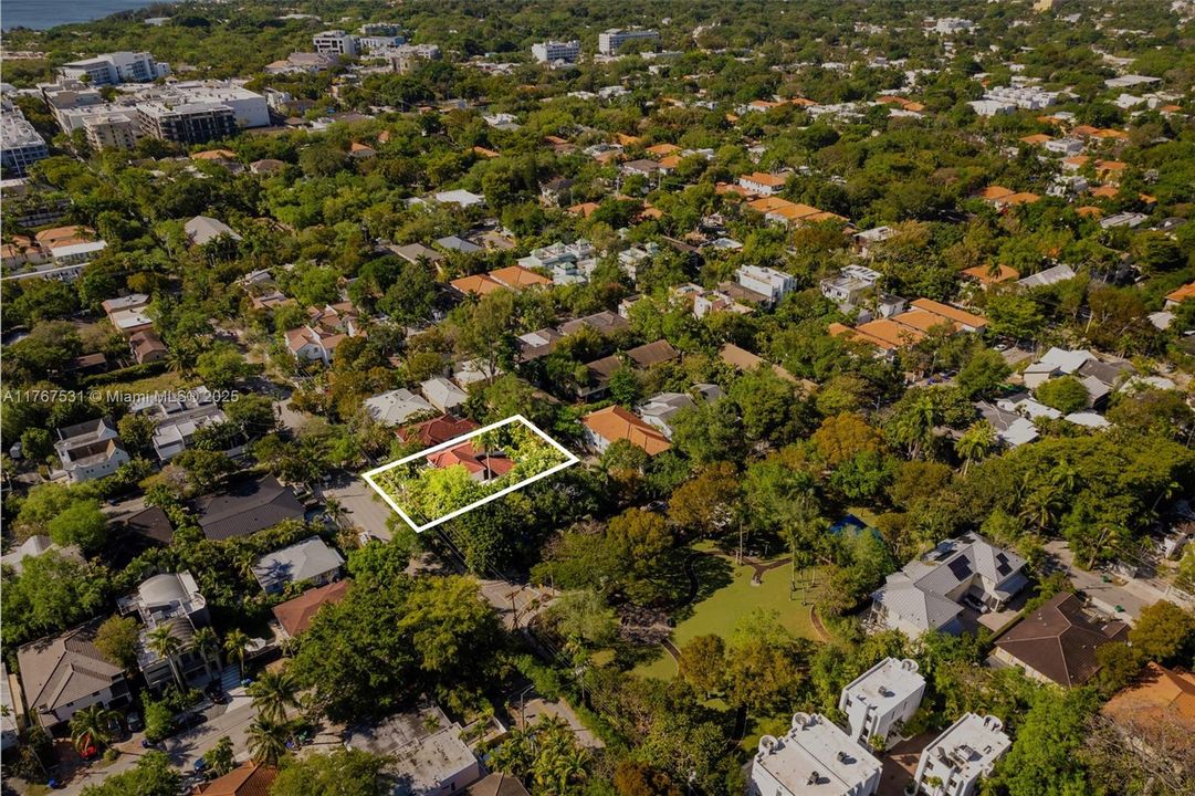 Recently Sold: $2,585,000 (3 beds, 2 baths, 2920 Square Feet)