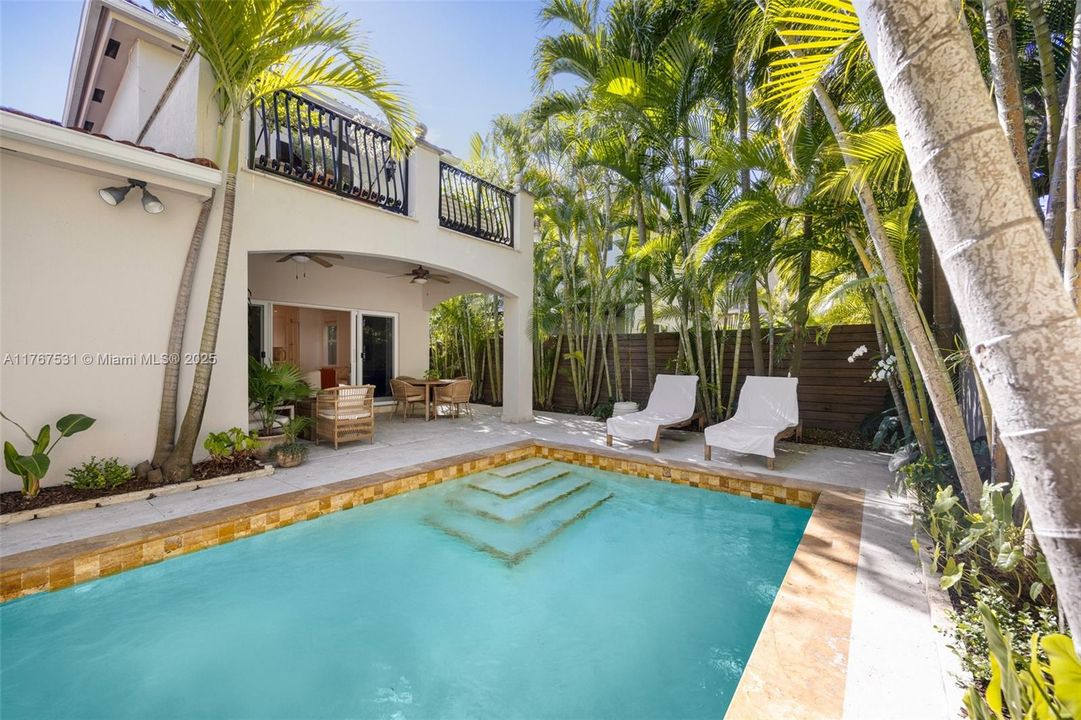 Recently Sold: $2,585,000 (3 beds, 2 baths, 2920 Square Feet)