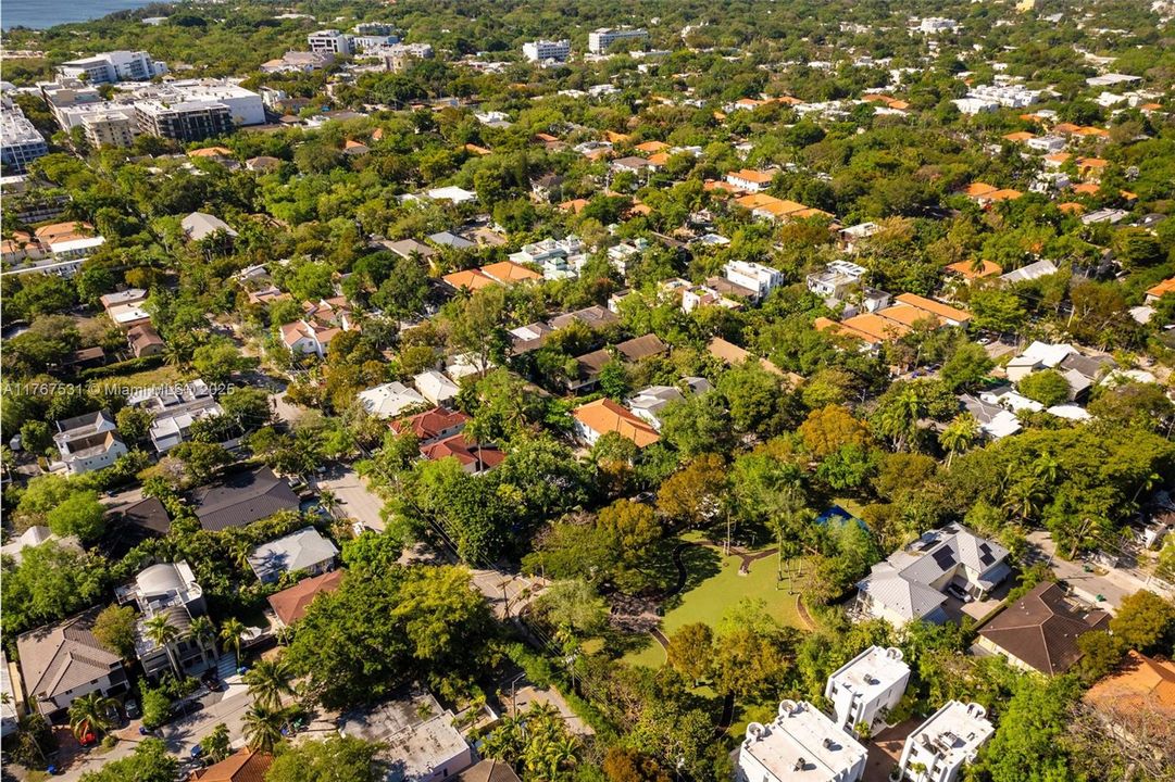 Recently Sold: $2,585,000 (3 beds, 2 baths, 2920 Square Feet)