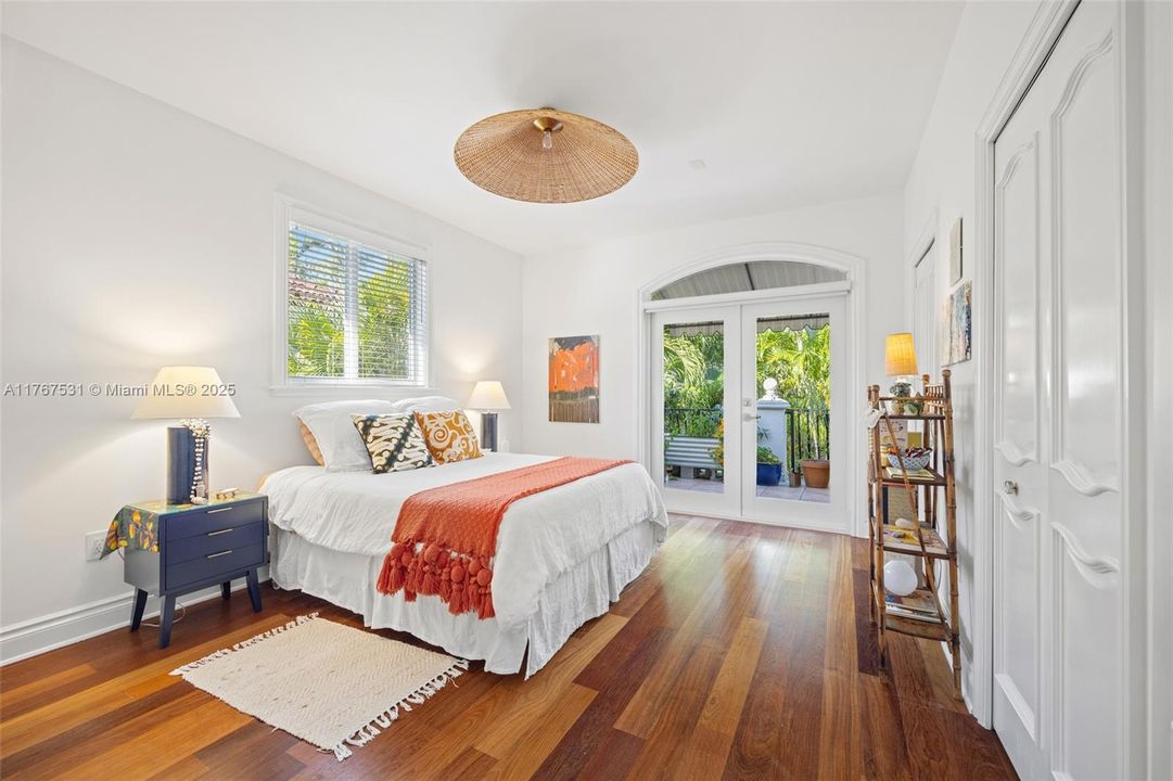 Recently Sold: $2,585,000 (3 beds, 2 baths, 2920 Square Feet)