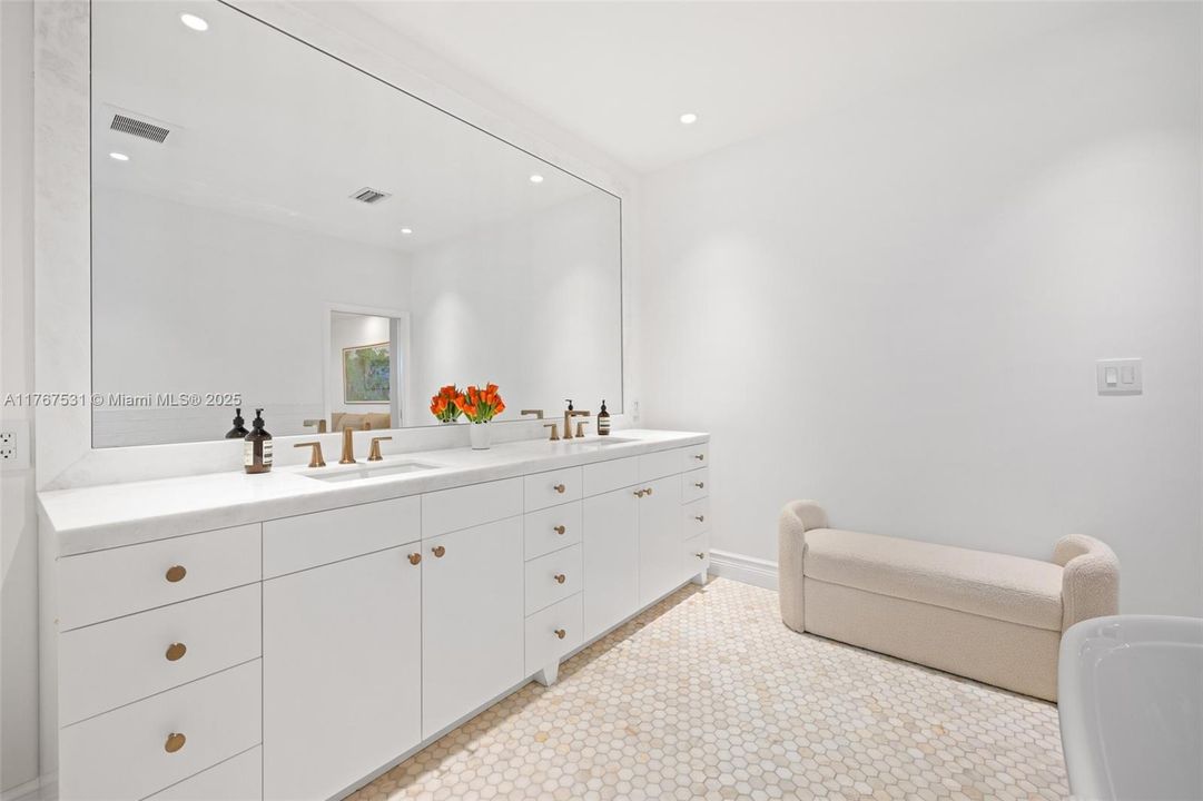 Recently Sold: $2,585,000 (3 beds, 2 baths, 2920 Square Feet)