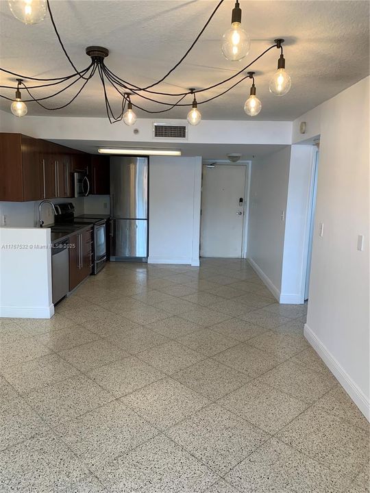 最近售出: $298,000 (2 贝兹, 2 浴室, 962 平方英尺)