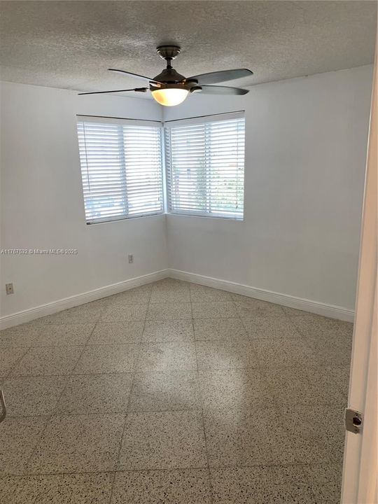 最近售出: $298,000 (2 贝兹, 2 浴室, 962 平方英尺)