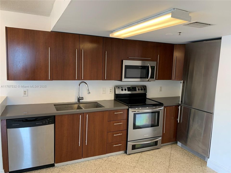 最近售出: $298,000 (2 贝兹, 2 浴室, 962 平方英尺)