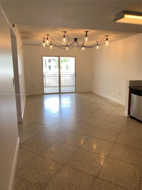 最近售出: $298,000 (2 贝兹, 2 浴室, 962 平方英尺)