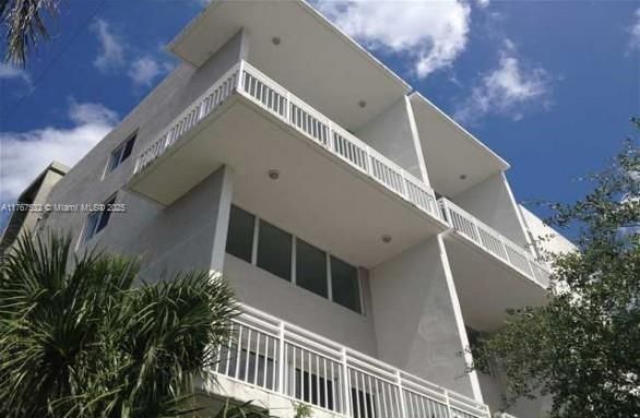 最近售出: $298,000 (2 贝兹, 2 浴室, 962 平方英尺)