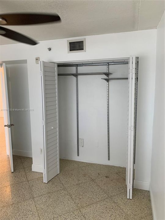 最近售出: $298,000 (2 贝兹, 2 浴室, 962 平方英尺)