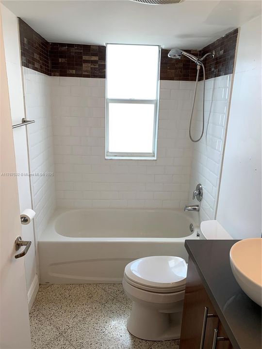 最近售出: $298,000 (2 贝兹, 2 浴室, 962 平方英尺)