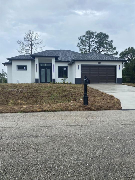 Недавно продано: $395,000 (4 спален, 2 ванн, 1800 Квадратных фут)