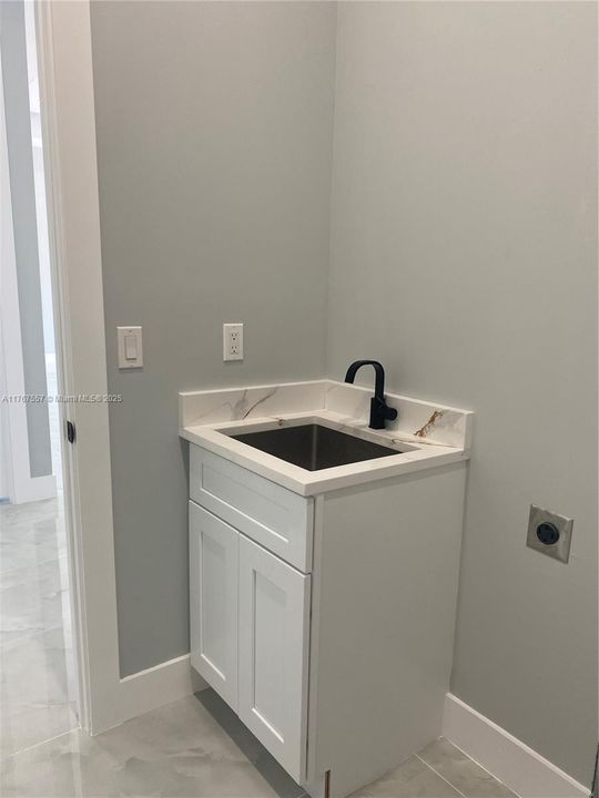 Недавно продано: $395,000 (4 спален, 2 ванн, 1800 Квадратных фут)