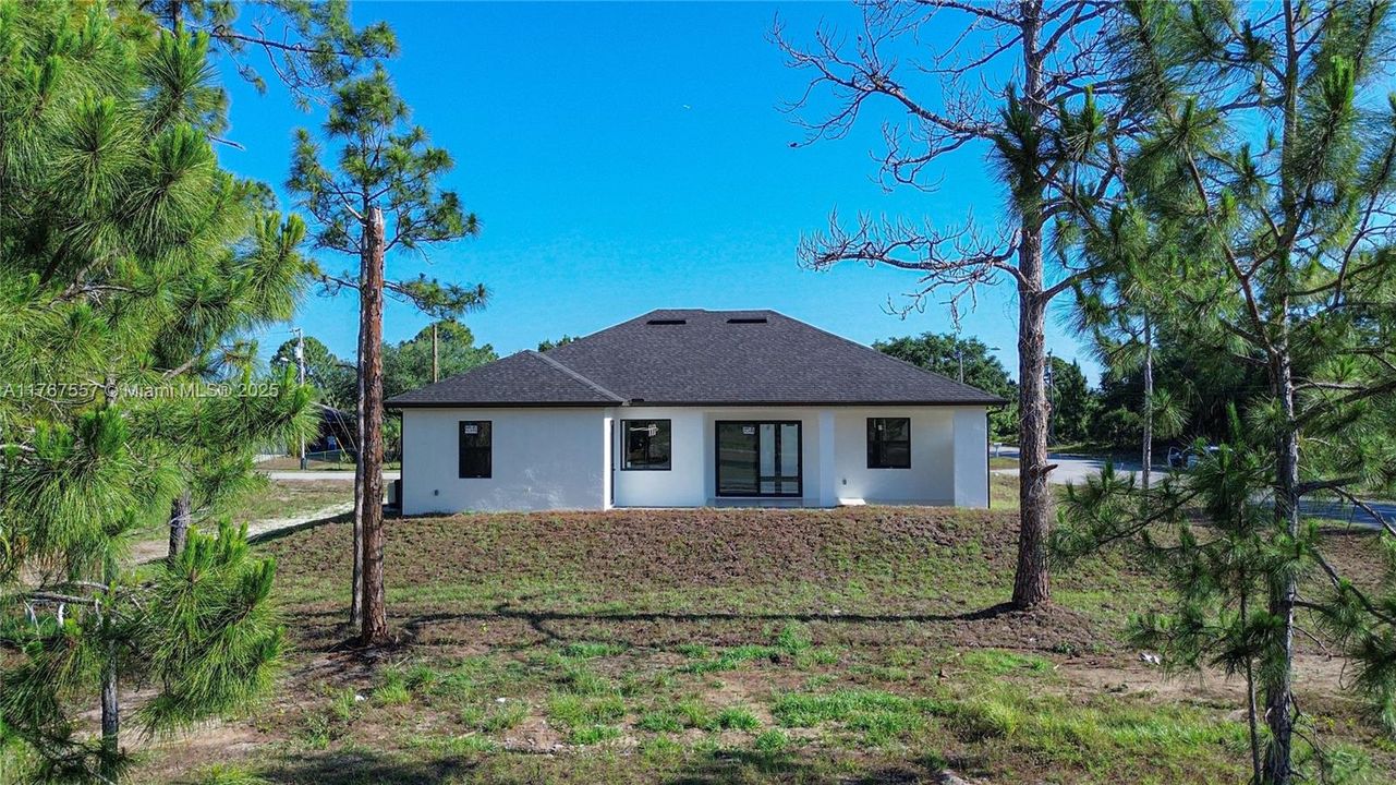 Недавно продано: $395,000 (4 спален, 2 ванн, 1800 Квадратных фут)