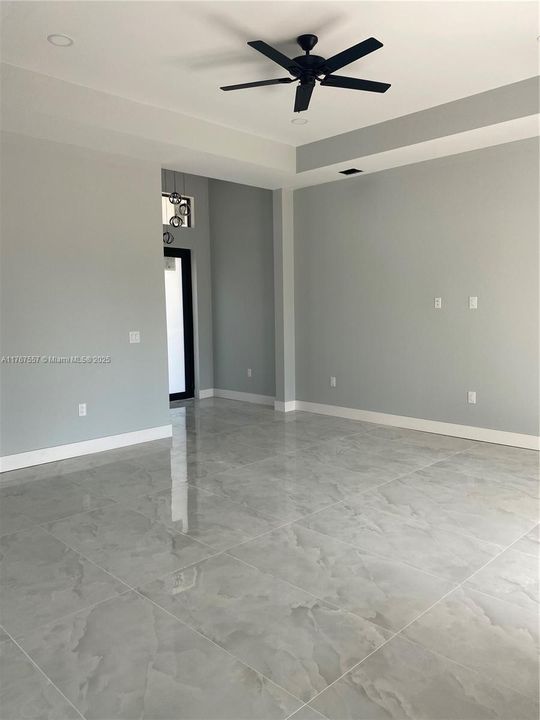 Недавно продано: $395,000 (4 спален, 2 ванн, 1800 Квадратных фут)