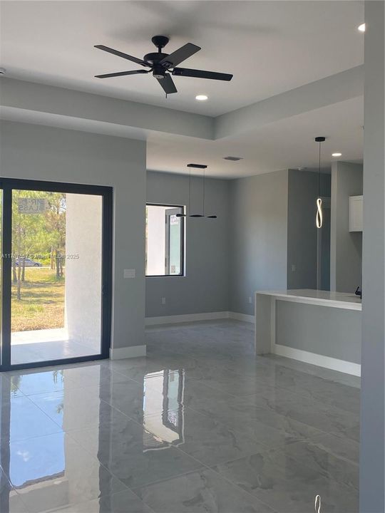 Недавно продано: $395,000 (4 спален, 2 ванн, 1800 Квадратных фут)