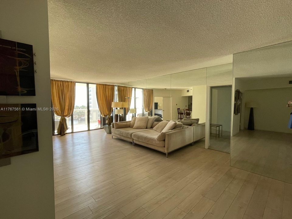 Recently Sold: $385,000 (2 beds, 2 baths, 1400 Square Feet)