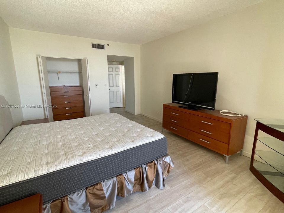 Recently Sold: $385,000 (2 beds, 2 baths, 1400 Square Feet)