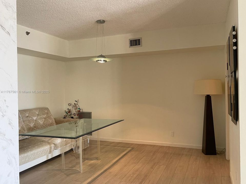 Recently Sold: $385,000 (2 beds, 2 baths, 1400 Square Feet)