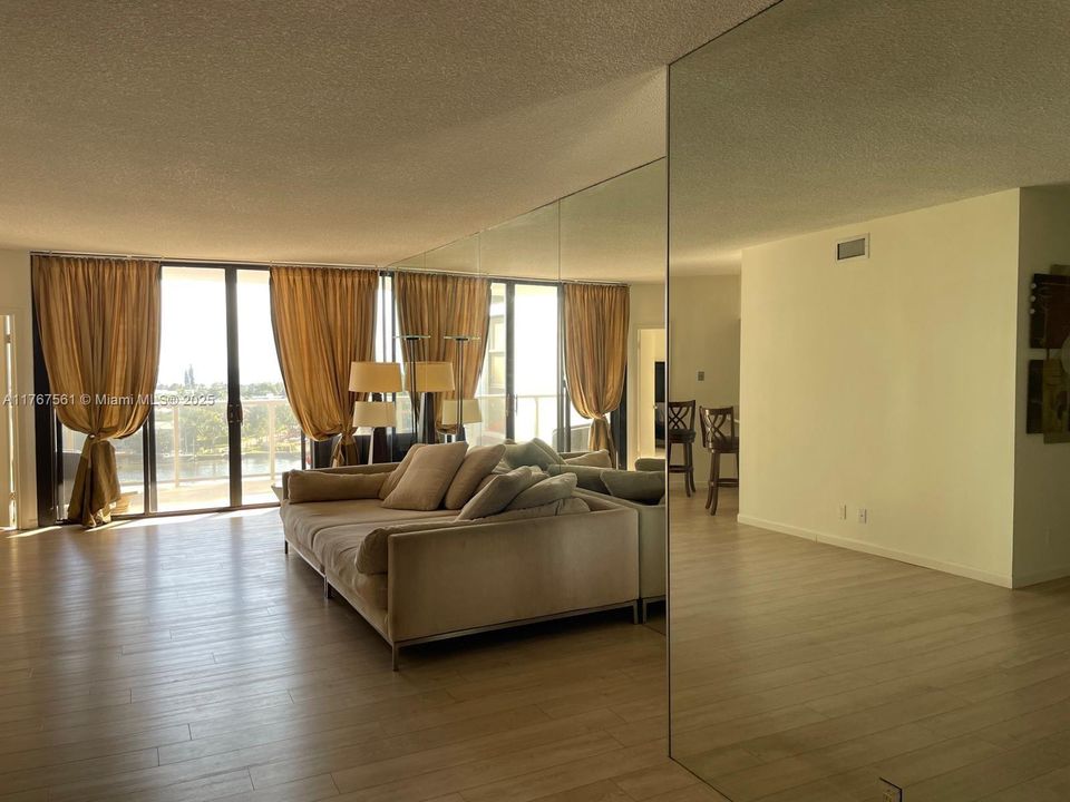 Recently Sold: $385,000 (2 beds, 2 baths, 1400 Square Feet)