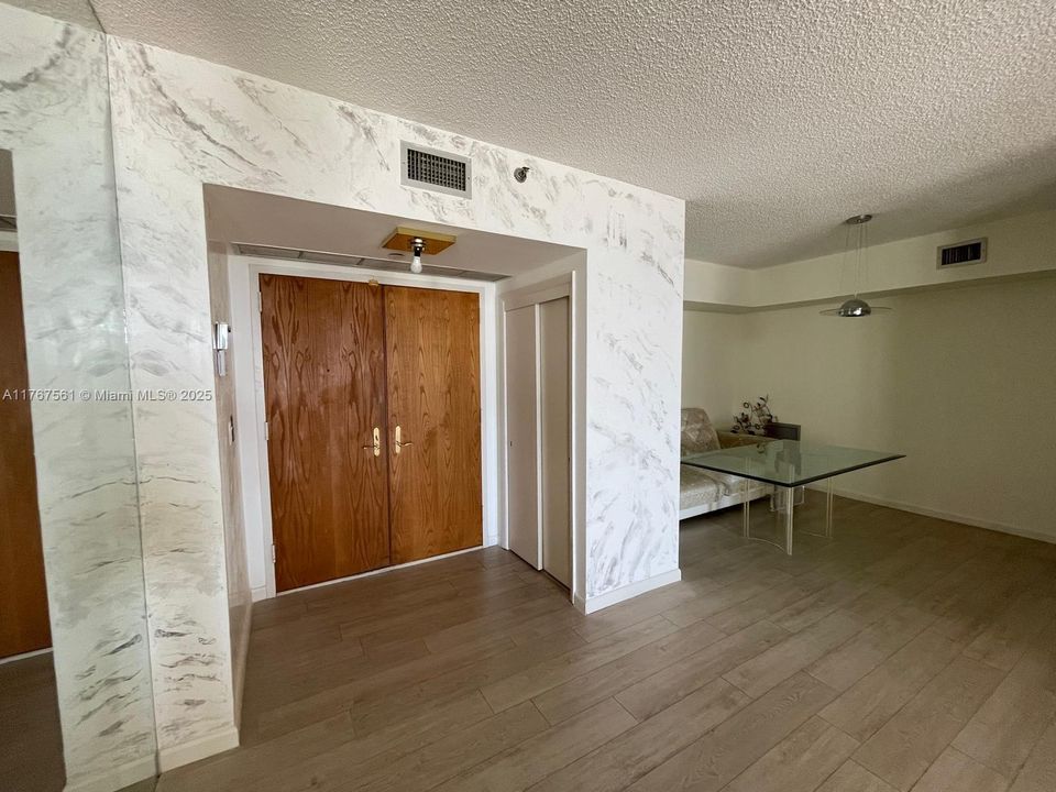 Recently Sold: $385,000 (2 beds, 2 baths, 1400 Square Feet)