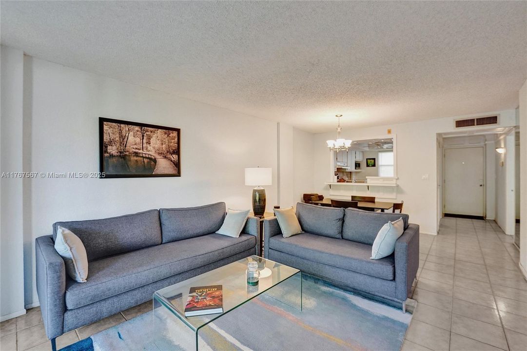 最近售出: $154,770 (2 贝兹, 2 浴室, 975 平方英尺)