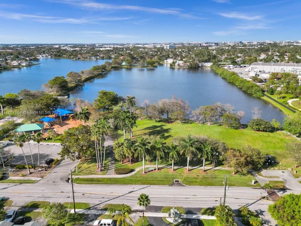 最近售出: $154,770 (2 贝兹, 2 浴室, 975 平方英尺)