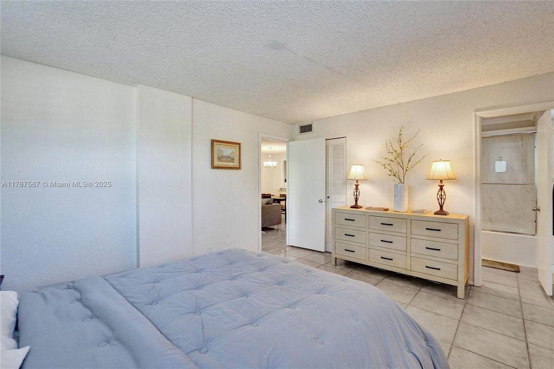 最近售出: $154,770 (2 贝兹, 2 浴室, 975 平方英尺)