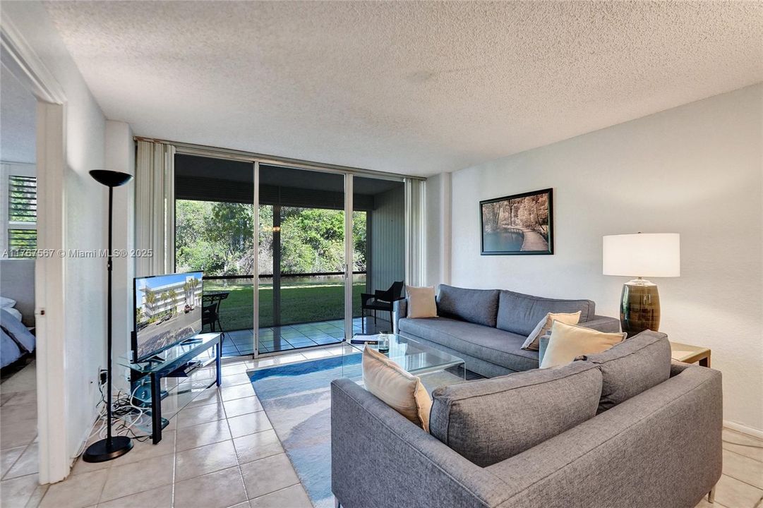 最近售出: $154,770 (2 贝兹, 2 浴室, 975 平方英尺)