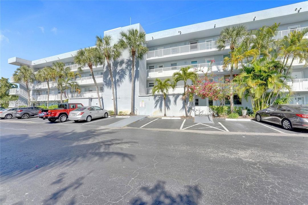 最近售出: $154,770 (2 贝兹, 2 浴室, 975 平方英尺)