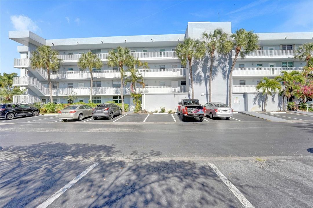 最近售出: $154,770 (2 贝兹, 2 浴室, 975 平方英尺)