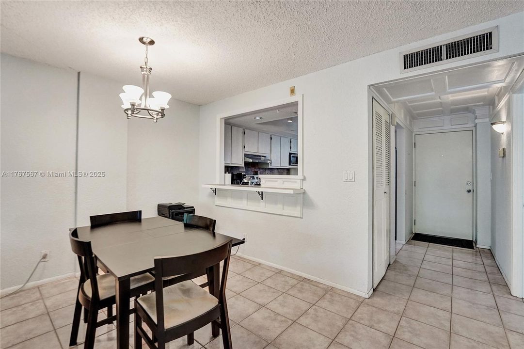 最近售出: $154,770 (2 贝兹, 2 浴室, 975 平方英尺)