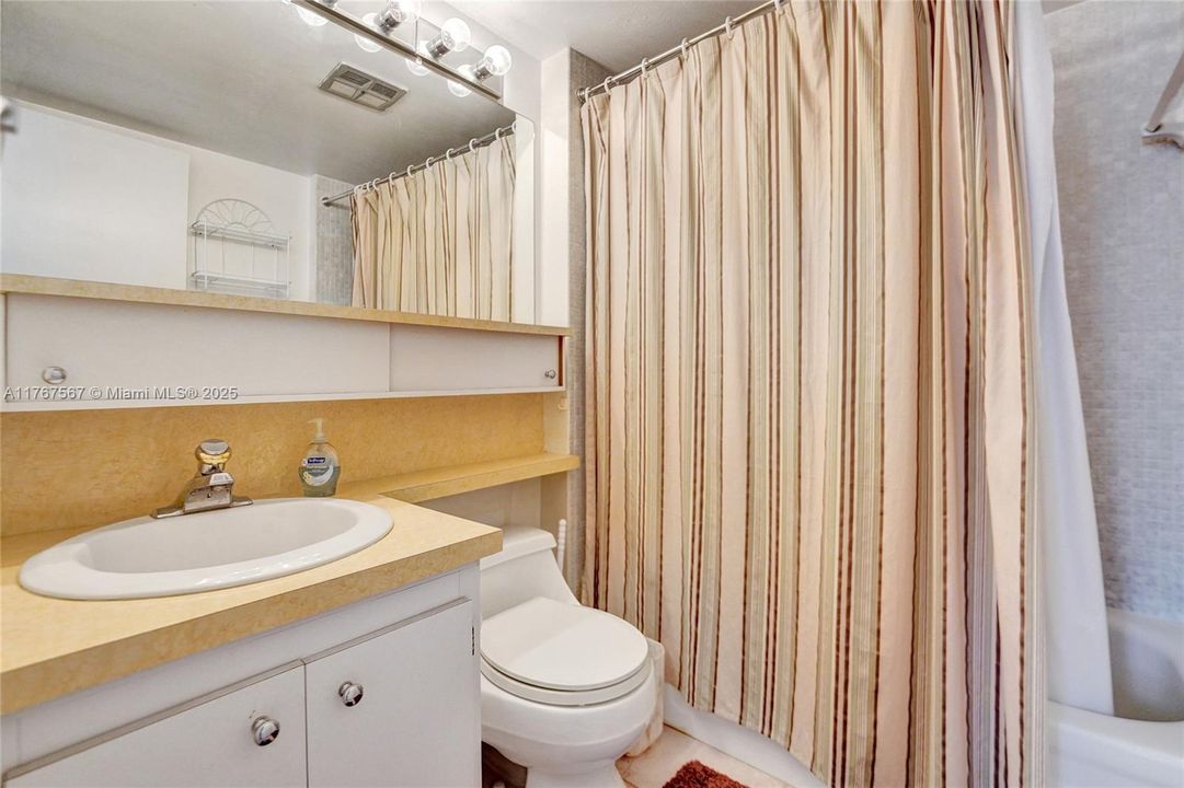 最近售出: $154,770 (2 贝兹, 2 浴室, 975 平方英尺)